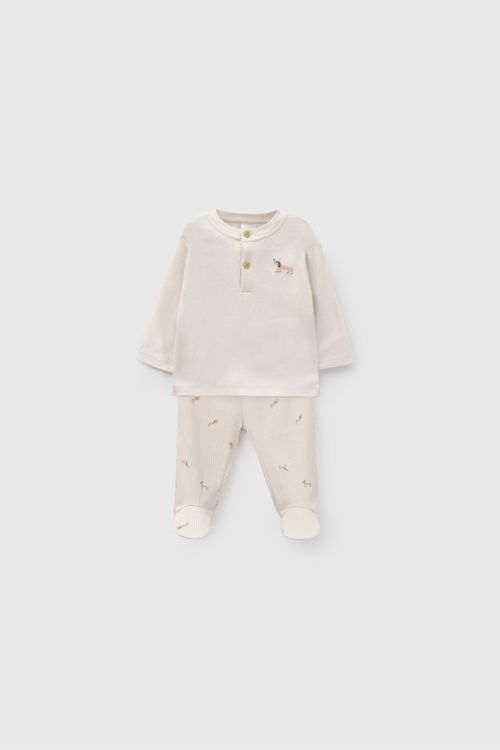 Conjunto de Niño Beige con Detalle Bordado