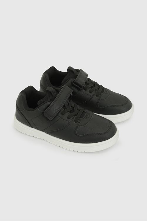 Zapatilla Negra de Niño en Material Sintético y Textil con Velcro y Cordón Elástico