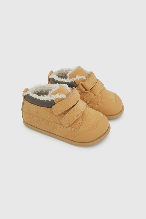 Botín Amarillo Mostaza con Velcro y Punta Protegida